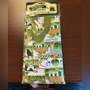 NWOT Kitchen Collection apron with Green Accents made in Ireland. Machine wash.
